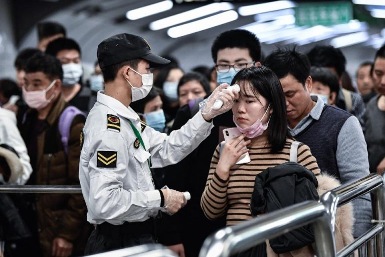 China reconoce su primer contagio con variante Ómicron y Reino Unido su primer fallecido