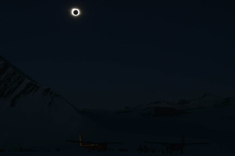 Eclipse visto desde la Estación Glaciar Unión en la Anártica Chilena