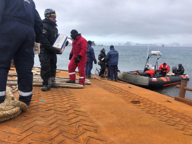 Antártica Chilena: Autoridad marítima apoya desembarco de expedición científica de Bulgaria