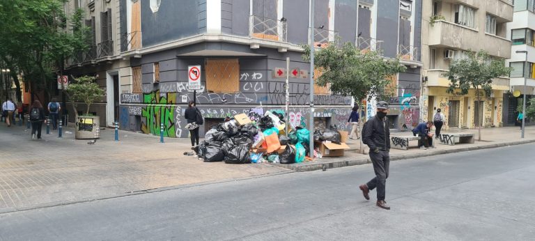 Santiago amanece con basura por movilización de trabajadores que acusan mal estado de vehículos recolectores