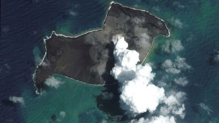 Confirman tres muertos y amplia destrucción en las islas de Tonga tras erupción volcánica y tsunami