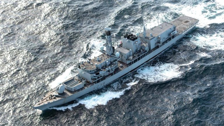Submarino ruso golpeó el sonar de un buque de guerra británico en el Atlántico norte