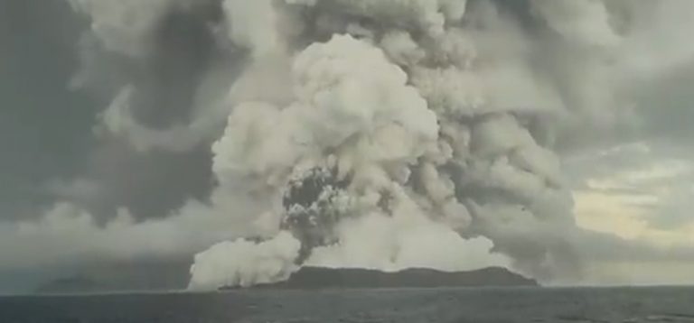 Tonga: Erupción volcánica del Hunga Tonga-Hunga Ha’apai, genera tsunami