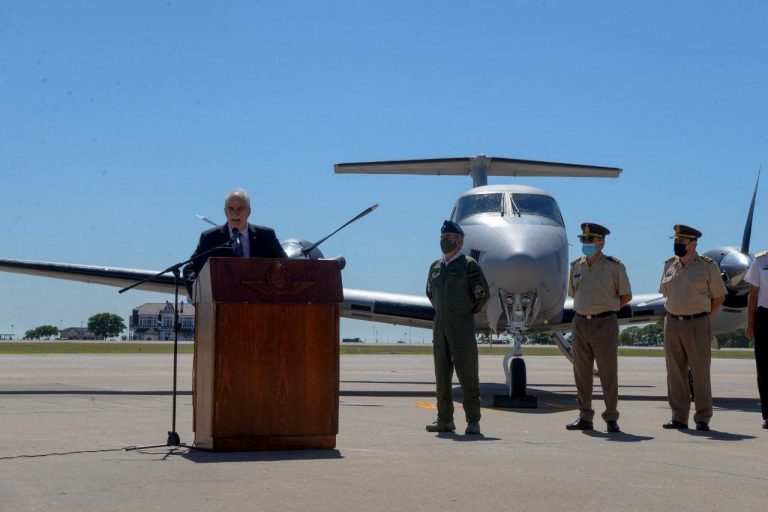 El sigiloso y sostenido rearme de Argentina: Recibe el segundo de 12 aviones Beechcraft TC-12B