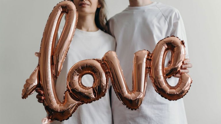 Encuadra y captura ese amor: 5 Moto tips para celebrar San Valentín