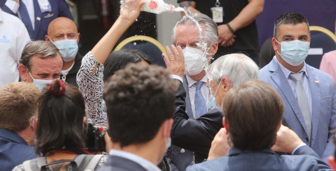 Seguridad por el suelo en La Moneda: Mujer le arroja agua al Presidente Piñera en pleno Patio de los Cañones