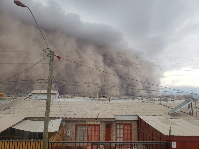 Enorme tormenta de arena seguida por granizadas azotaron a Diego de Almagro