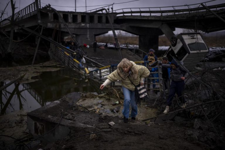 Invasión a Ucrania // Bachelet denuncia el impacto: más de dos millones de personas han abandonado sus hogares, cientos de civiles muertos y heridos