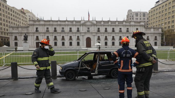 Grave se encuentra conductor que habría intentado quemarse a lo bonzo frente a La Moneda