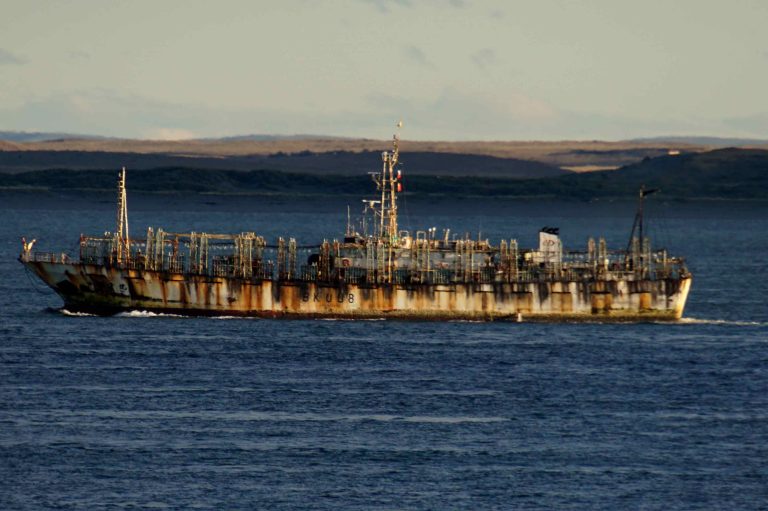 Armada controla flota pesquera china de 200 barcos que cruza el Estrecho de Magallanes