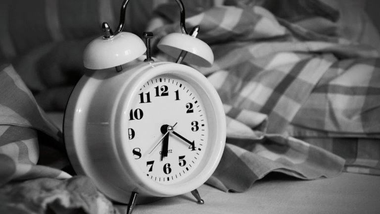 A retrasar los relojes: Los beneficios del horario de invierno en nuestro sueño