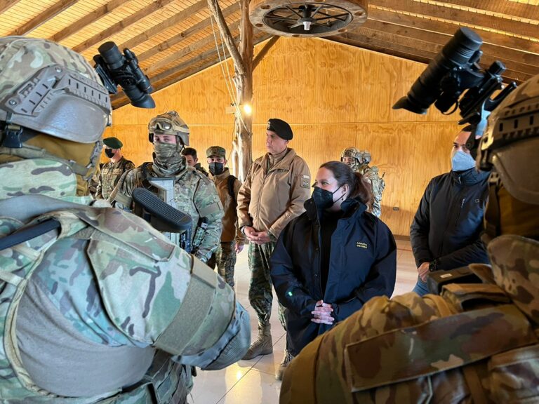 Ministra de Defensa y jefe del Estado Mayor Conjunto visitan a tropas desplegadas en La Araucanía y Biobío