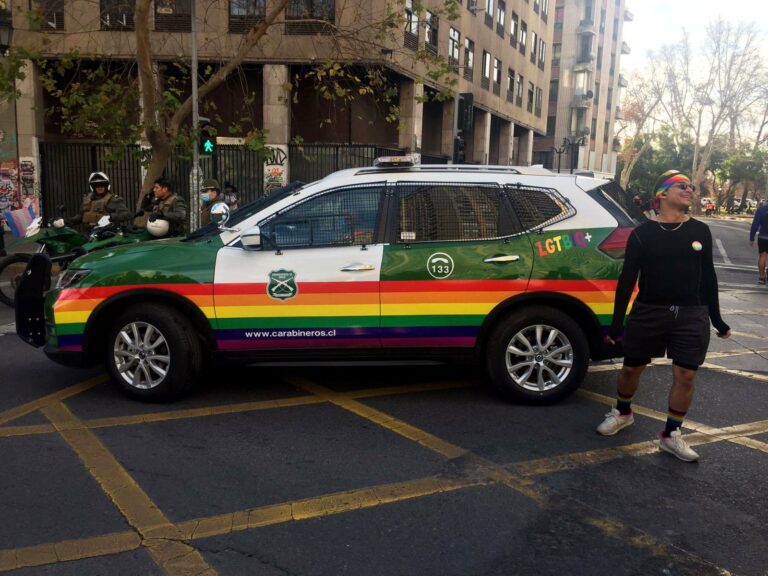 Carabineros y su estrategia para recuperar el cariño ciudadano: En “Día del Orgullo” estrena patrulla con los colores LGTB+